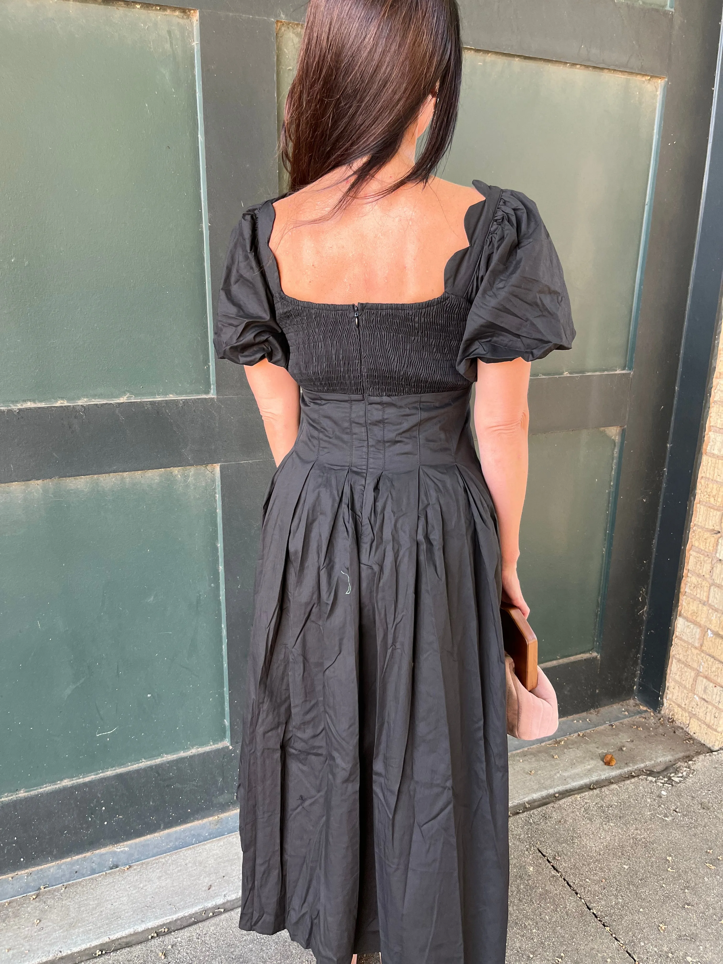 Sweetheart Neckline Pleated Midi Dress- Black